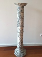 Antike museale Marmorsäule