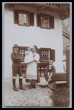 Ansichtskarte Schönes Familienbild in Tracht - St. Gilgen-Unterach