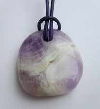 Amethystquarz Scheibenstein Anhänger 37 mm frontgebohrt mit Lederband violett