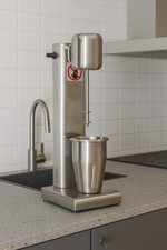 Milchshaker mit Becher