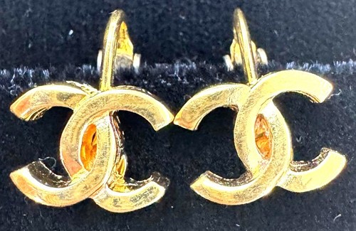 Chanel logo clip on - cc,