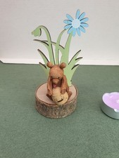 Alter Bär Honig schleckend