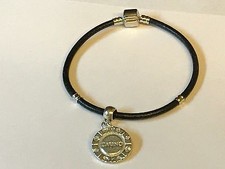 Poker Chip TG254 aus feinem englischen Zinn auf einem Schlangenarmband aus Kunstleder 