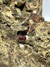 Granat mit Epidot von der