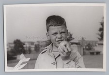 Junge mit Apfel und Flugzeug -