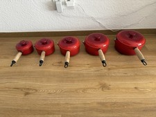 5 rote gusseiserne Kasserollen / Töpfe – Made in France – mit Holzgriff