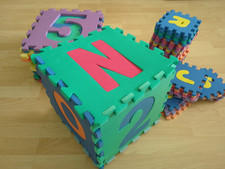 ? Schaumstoff-Puzzlematten mit Buchstaben & Zahlen – 56 Teile