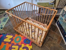 Laufstall Holz 0,72×1,01 m – höhenverstellbar, Rollen feststellbar