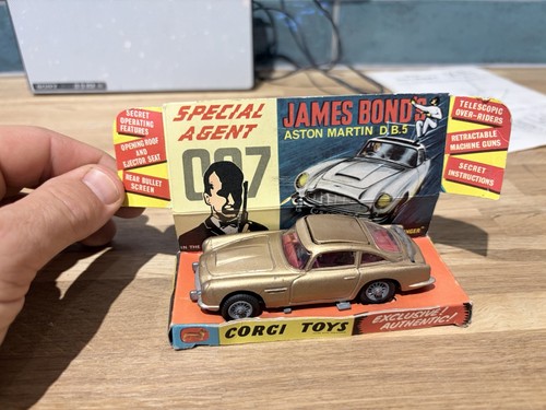 Corgi james bond - james,