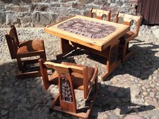 Tisch und vier Stühle für