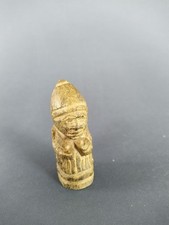 Figur aus geschnitztem Stein: Frau mit Hut, afrikanische Kunst? Höhe 8 cm