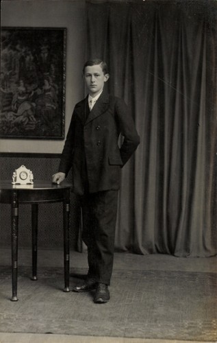 Foto junger mann anzug - ak,