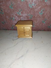 Nostalgie-Schrank-Kommode-Badezimmer -Modeladen-Kaufladen-Puppenhaus-Puppenstube