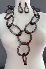 Ultraleichte Designer-Statementkette und Ohrringe aus Mesh