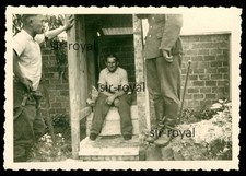 Wehrmacht Soldat sitzt auf dem Lokus - Plumpsklo Toilette - WK2 Foto 9x6cm