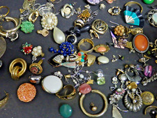 Bastelschmuck Konvolut 100 Teile versch. Design/Materialien Ohr-Stecker+Clips