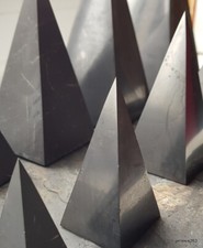 Schungit pyramide hoch orignl - schungit,