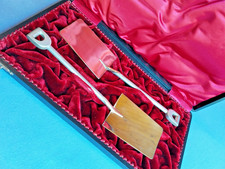 2 TORTENHEBER  IN SPATENFORM