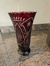 Kristallvase mit dunkelrotem