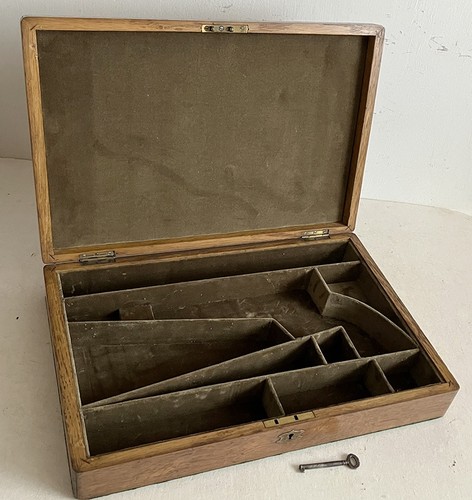 Antiker koffer nimmt ein colt - antiker,