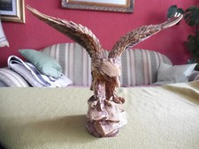 Speckstein-Adler mit ausgebreiteten Flügeln auf Sockel, 3 kg