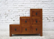 Kleine Stufen-Kommode aus