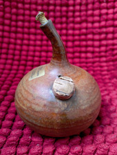 Schöne Öllampe aus Steinzeug Handgetöpfert für die Tafel des Mittelalters