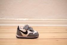 Nike MD Runner TDV Grau Weiß Gr. 18,5 NEU 446157 103