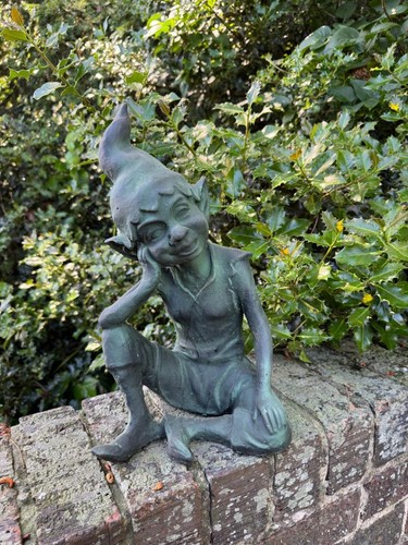 Gusseisen sitzende pixie elfe - sitzende,