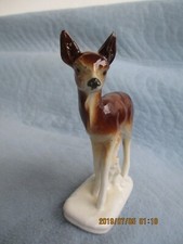 Reh Porzellanfigur am Boden