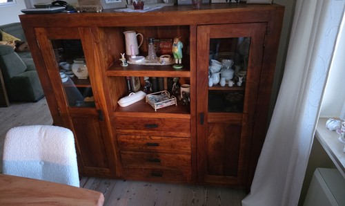 Wohnzimmerschrank
