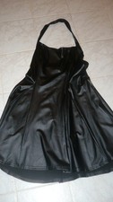 Schwarzes Neckholderkleid in