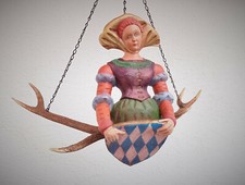 Patriezierin-Lüsterweibchen, aus Massivholz, handgeschnitzt , antik bemalen