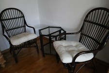2 Rattansessel + Tisch, Sitzgruppe: Korbstühle und Rattan-Glastisch - hochwertig