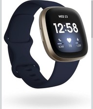 Fitbit Versa 3 Aktivitäts-Tracker - Nachtblau/Aluminium Softgold