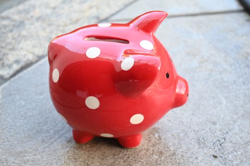 Sparschwein rot mit weißen