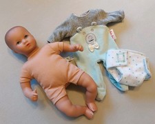 Käthe Kruse Mein Glück Babypuppe + Strampler + Windel (ähnlich Mini Bambina)