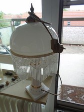 Porzellan-Tischleuchte mit Glasperlen Farbe: weiß mit goldfarbigen Verzierungen