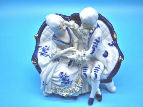 Porzellanfigur paar auf sofa - porzellanfigur,