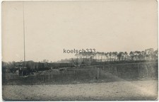 Foto Zug mit Eisenbahn Artillerie Geschützen und Funk Waggon hinter Stacheldraht