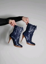 dunkelblaue Lackstiefel zum