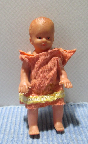 Alte kleine puppe - kleine,