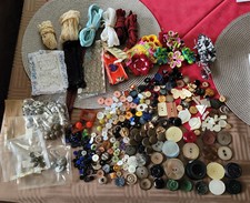 Konvolut KNÖPFE Borten Reißverschluß, Häkelblumen, Ansteckblume-Seide