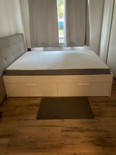 Schlafzimmer in gutem Zustand mit Doppelbett, Schrank und Kommode
