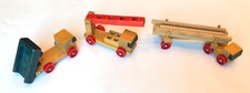 Drei ältere Holzfahrzeuge