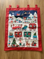 Gestepptes Adventskalender-Wandbild „Santa’s Train & Elves“