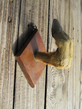 Wandhaken mit echten Reh Lauf Rehfuß Fuß Holzplatte