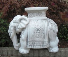 Steinfiguren, Elefant, Sockel