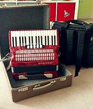 Akkordeon Hohner Concerto III N 72 Bass, rot, +  Koffer + gepolstertem Rucksack