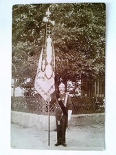 Feuerwehr, Feuerwehrmann in Ausgehuniform mit Fahne, Foto AK, ungelaufen, ca. 19